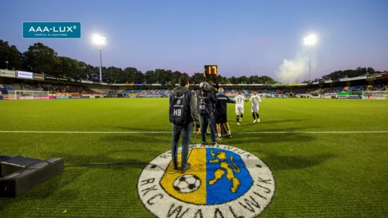 Het speelveld van RKC Waalwijk bij schemering, verlicht door de LED stadionverlichting
