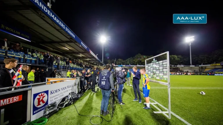 Cameraploegen en fotografen langs het veld bij RKC Waalwijk onder LED stadionverlichting op tv-niveau